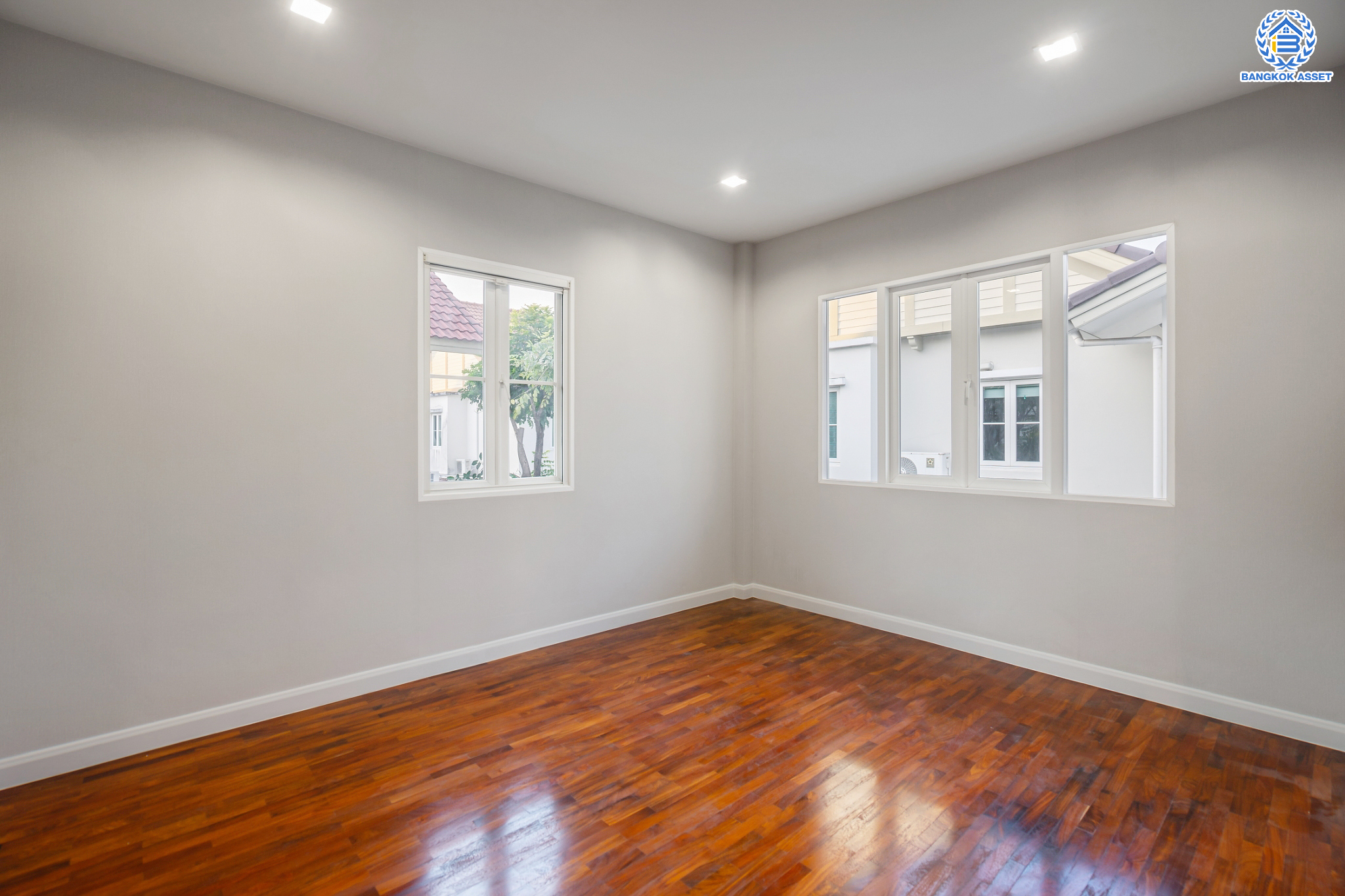 บ้านมือสองตกแต่งใหม่ ม.ลัดดารมย์ วัชรพล แบรนด์ Q.House หลังมุม เนื้อที่ 128 ตร.ว. ฟังก์ชัน 3 ห้องนอน 4 ห้องน้ำ 1 ห้องแม่บ้าน จอดรถได้ 4 คัน Facilities ครบครัน บนทำเลเชื่อมต่อหลายเส้นทาง ถ.รามอินทรา ถ.สายไหม และถ.พหลโยธิน ใกล้สนามบินดอนเมือง ทางด่วน "ศรีรัช" และ เซ็นทรัลรามอินทรา